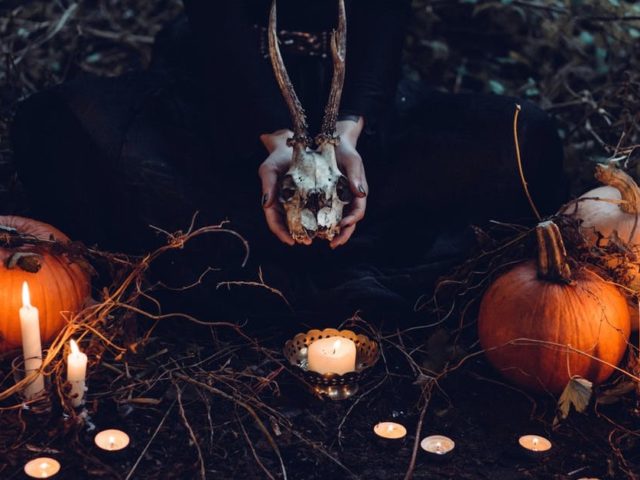 https://establishedmoving.com/wp-content/uploads/2019/11/Best-Halloween-Spots-in-Seattle-640x480.jpg